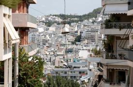 Κοινωνική αντιπαροχή: Ξεκινά η δημοπράτηση των πρώτων ακινήτων για κοινωνικές κατοικίες σε Παιανία, Λάρισα, Σέρρες, Πάτρα