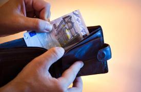 ΕΚΠΟΙΖΩ: Δεν «βγαίνει» πάνω από το 70% των νοικοκυριών με χαμηλό εισόδημα - «Κόβουν» από τρόφιμα και ενέργεια