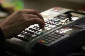 Φοροδιαφυγή: Επανεξετάζονται τα φορολογικά κίνητρα για τις e-αποδείξεις