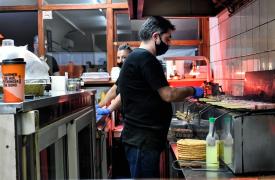 Πόσο αυξάνεται η αμοιβή για εργασία τις Κυριακές και τις αργίες