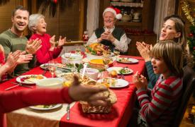 Φέτος το χριστουγεννιάτικο τραπέζι θα «μιλάει» ξένες γλώσσες και θα κοστίσει ακριβά…