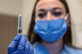 ΗΠΑ: Η κυβέρνηση βάζει τέλος στη δίωξη γιατρού κατηγορούμενου πως κατέστρεφε εμβόλια κατά της COVID
