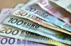 Έρχεται εβδομάδα πληρωμών - Ποιοι θα πάνε ταμείο και ποιοι θα εισπράξουν διπλά επιδόματα