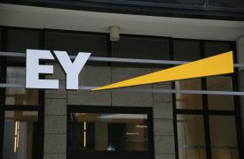 Έρευνα EY-Parthenon: Οι CEOs επιμένουν σε AI, μετασχηματισμό και συγχωνεύσεις - εξαγορές