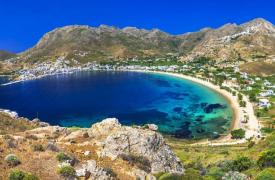 Δέκα παραλίες ιδανικές για οικογένειες σε 10 νησιά των Κυκλάδων
