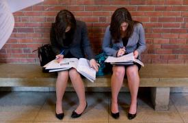 ΟΟΣΑ για ανεργία: Η Ελλάδα στις υψηλές θέσεις - Γυναίκες και νέοι στο «στόχαστρο»