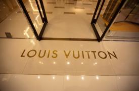 Louis Vuitton: Το αγόρι που περπάτησε 500 χλμ και δημιούργησε το πιο ισχυρό luxury brand στον κόσμο