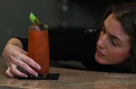 Γιατί το αλκοόλ επηρεάζει πιο πολύ τις γυναίκες στην εμμηνόπαυση