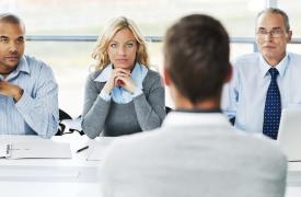 Νέους ή γκριζομάλληδες προτιμούν να προσλάβουν οι εργοδότες - Τι αποκαλύπτουν τα στοιχεία της «Εργάνης»