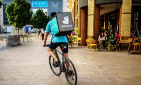 Deliveroo: Πρόταση «μαμούθ» 3,6 δισ. δολαρίων για εξαγορά από την DoorDash