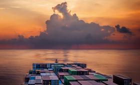 Πόλεμος στη Μέση Ανατολή: Εκτοξεύονται τα ναύλα και αλλάζουν ρότα τα containerships