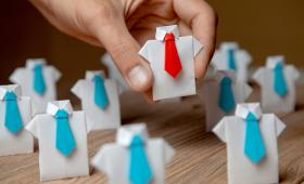 Bloomberg: Αύξηση απασχόλησης και μείωση ανεργίας στις ΗΠΑ τον Μάρτιο