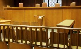 ΔΣΕ: Μόνο μια συνήγορος ευτέλισε τις δικηγορικές αρχές στη δίκη για τα Τέμπη