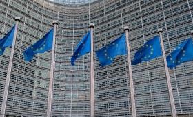 Bloomberg: Η ΕΕ εξετάζει πρόσθετη χρηματοδότηση για την άμυνα