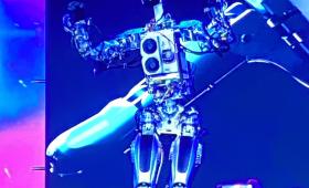 Έλον Μασκ: Το ρομπότ της Tesla θα είναι εξαιρετικός χειρουργός