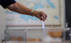 Δημοσκόπηση RealPolls: Ισχυρό προβάδισμα για ΝΔ - Πού βρίσκονται Τσίπρας και Καρυστιανού