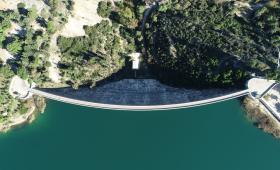 Οι 70 πάροχοι νερού γίνονται δύο: Πώς αλλάζει ο ρόλος της ΕΥΔΑΠ στη μεγαλύτερη αναδιάρθρωση της ύδρευσης