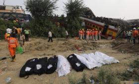 Ινδία: Σε δυσλειτουργία του συστήματος σηματοδότησης οφείλεται η σιδηροδρομική τραγωδία σύμφωνα με τις πρώτες ενδείξεις