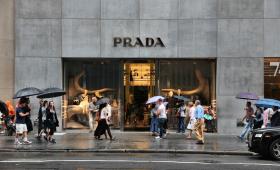 Ολοκληρώθηκε η εξαγορά της Versace από την Prada