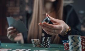 Σκληραίνει το πλαίσιο κατά του παράνομου τζόγου: Φυλακή έως 10 έτη και βαριά πρόστιμα