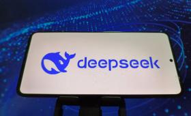«Σιωπηλή» αναβάθμιση για το DeepSeek R-1: Νέα κούρσα στην ΑΙ