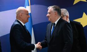 Πρόγραμμα Θώραξ: Υπεγράφη η σύμβαση από Δένδια και Θεοδωρικάκο - «Ενισχύουμε με πράξεις την Εθνική Άμυνα»