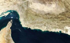 Το «διόδιο της Τεχεράνης»: Πώς ο έλεγχος των Στενών του Ορμούζ απειλεί τις τιμές ενέργειας και το παγκόσμιο εμπόριο