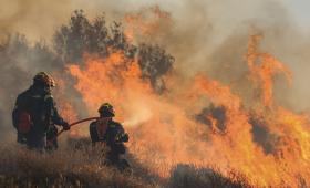 Συνεχίζεται η μάχη με τις φλόγες στην Ιεράπετρα - Αίτημα κήρυξης κατάστασης έκτακτης ανάγκης