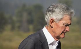 «Wait and see» από Πάουελ (Fed) για πετρέλαιο και Μ. Ανατολή: «Άγνωστες οι επιπτώσεις»