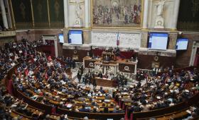 DW: Χωρίς προϋπολογισμό και πάλι η Γαλλία