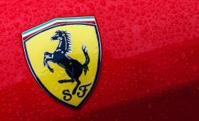Η Ferrari κυκλοφόρησε το πρώτο πλήρως ηλεκτρικό της όχημα - Πτώση για τη μετοχή