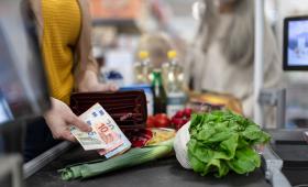 Εντατικοί έλεγχοι στην αγορά καυσίμων, ανησυχία για νέες ανατιμήσεις στα τρόφιμα