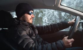 Επικίνδυνη η οδήγηση με μπουφάν - Τι δείχνει έρευνα της γερμανικής ένωσης αυτοκινήτου