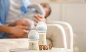 Συνεχίζονται οι ανακλήσεις στο βρεφικό γάλα: Η μεγαλύτερη κρίση στην ιστορία του κλάδου