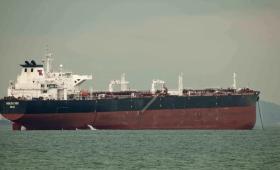 Bloomberg: Τάνκερ της Dynacom διέσχισε τα Στενά του Ορμούζ