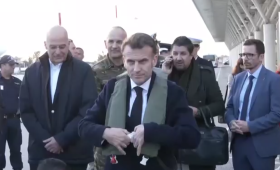 Στη Σούδα ο Μακρόν: Τον υποδέχθηκε ο Δένδιας