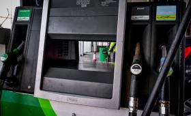Μέτρα στήριξης: Δύσκολα fuel pass πριν το Πάσχα - Μείωση στο diesel από 1η Απριλίου