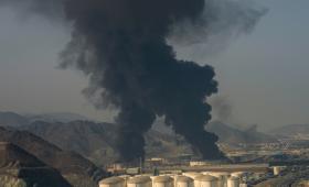 Ιράν προς ΗΑΕ: Εκκενώστε τις πόλεις θα χτυπήσουμε - Πλήγηκαν πετρελαϊκές εγκαταστάσεις