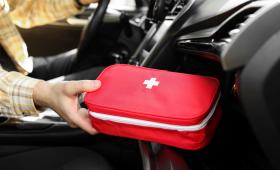 Τα 16 πράγματα που πρέπει να έχουμε στο φαρμακείο του αυτοκινήτου
