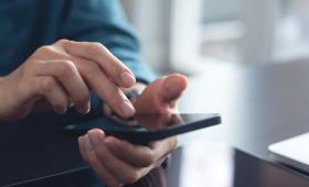 Smartphones: Αλλάζουν τις ισορροπίες στα foldables τα σχέδια της Apple