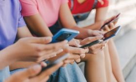 Το ΑΙ δίχως όρια στο σχολείο απειλεί τη διαδικασία μάθησης, όπως φανερώνουν δύο μελέτες