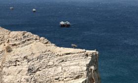 Τάνκερ και φορτηγά πλοία κατευθύνονται προς το Ορμούζ μετά την άρση της απαγόρευσης