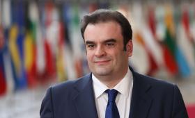 Γιούνκερ σε Πιερρακάκη: Κανείς δεν θα πίστευε ότι ένας Έλληνας υπουργός Οικονομικών θα βρισκόταν στο τιμόνι του Eurogroup