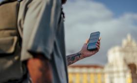 Τι είναι το smartphone zombie και γιατί διώκεται με πρόστιμα στην Ευρώπη