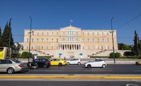 Στα €1.205 ο μέσος μισθός το 2025 - 200 ευρώ η «ψαλίδα» αντρών και γυναικών - Ελπίδα οι συλλογικές συμβάσεις