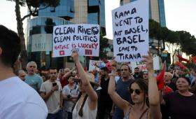 Αλβανία: Επιχειρηματίας που πούλησε γη για το θέρετρο του Κούσνερ ύποπτος για πλαστογράφηση των τίτλων ιδιοκτησίας