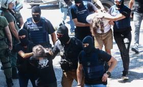 Δίωξη για πέντε κακουργήματα στους 3 συλληφθέντες για την φονική εμπρηστική επίθεση στο σπίτι της Αφρ. Νέστορα