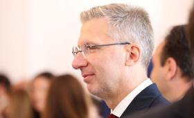 Άκης Σκέρτσος: Η Ελλάδα δουλεύει και συγκλίνει με την Ευρώπη (πίνακας)