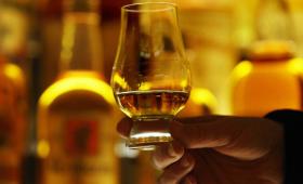 IOBE: Στα 2,1 δισ. ευρώ η συνεισφορά στο ΑΕΠ του κλάδου αποσταγμάτων - Υποστηρίζει 73,4 χιλ. θέσεις εργασίας