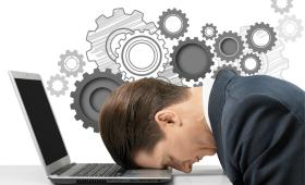 Η επέλαση της Τεχνητής Νοημοσύνης αυξάνει το άγχος των εργαζομένων - Ένας στους δύο φοβάται ότι μπορεί να αντικατασταθεί